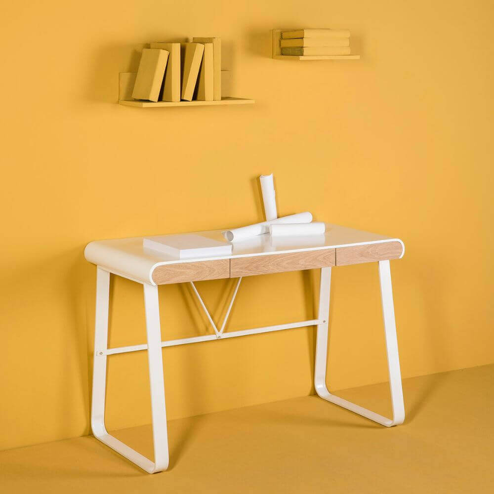 Mesa de estudio con 3 cajones pequeños